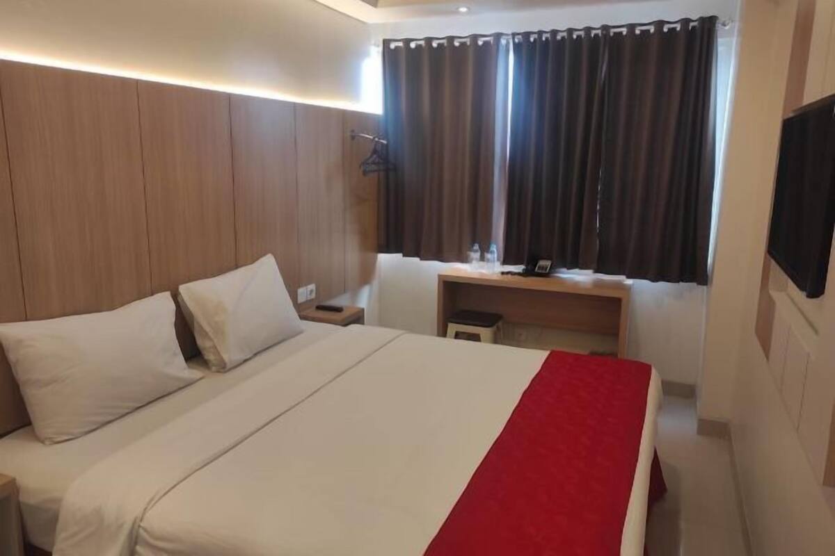 1 bedroom, in-room safe, desk, iron/ironing board