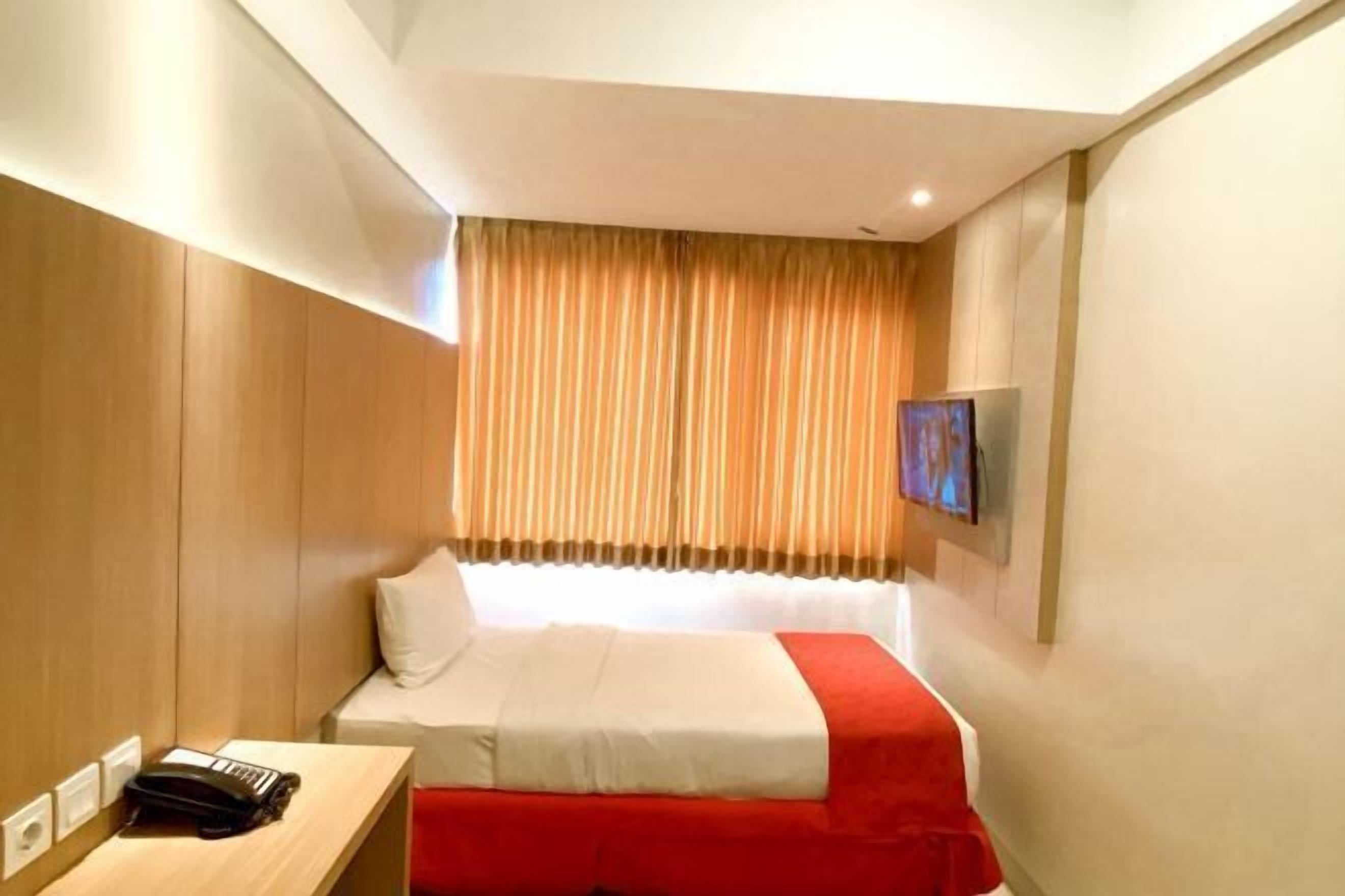 Een kluis op de kamer, een bureau, een strijkplank/strijkijzer