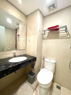 Enkeltrom, ikke-røyk, byutsikt | Bad | Dusj, tøfler, håndklær og såpe