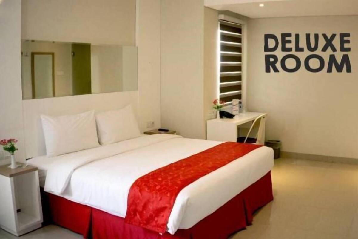 Cofres nos quartos, escrivaninha, ferros/tábuas de passar roupa