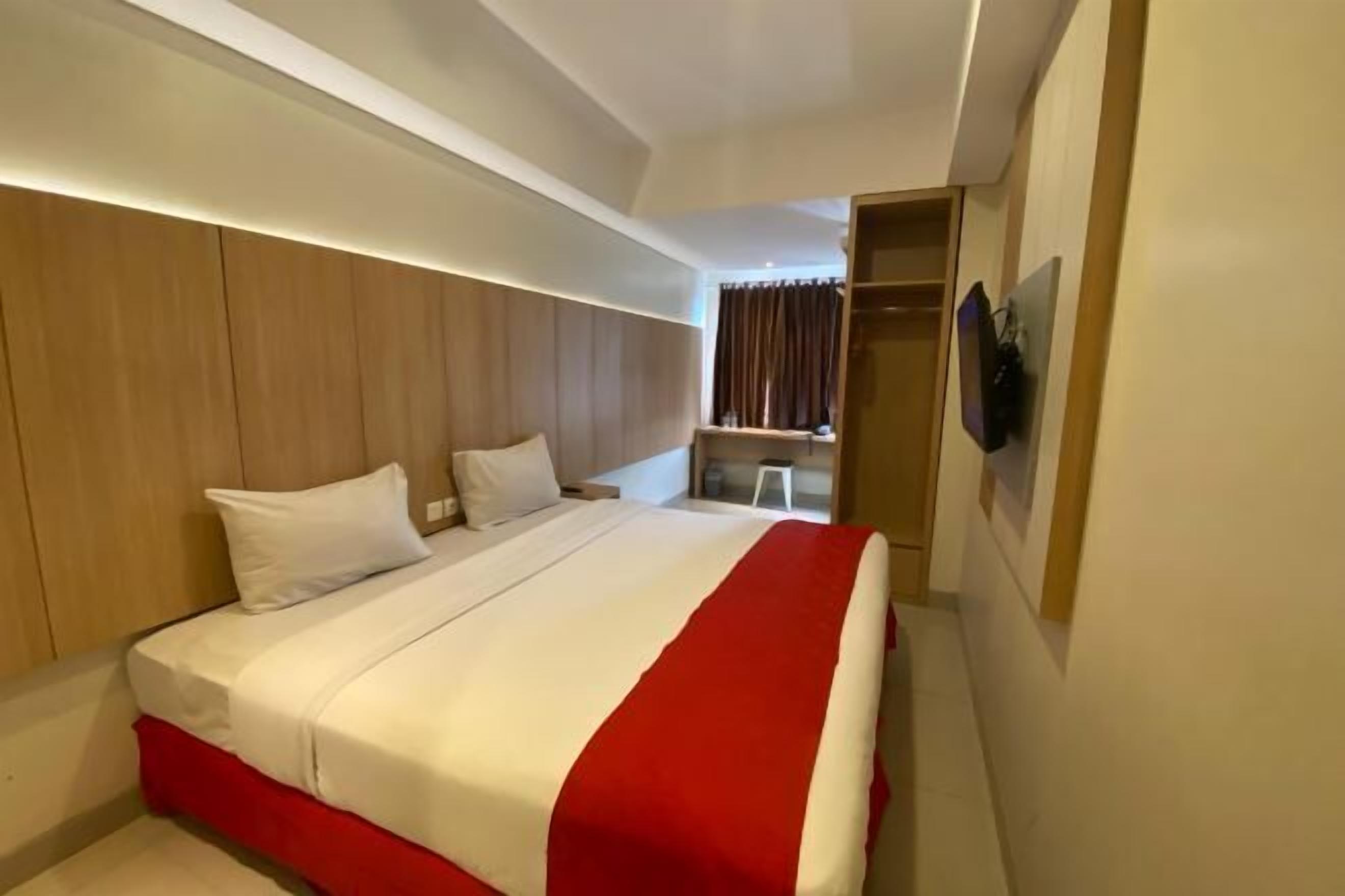 Een kluis op de kamer, een bureau, een strijkplank/strijkijzer