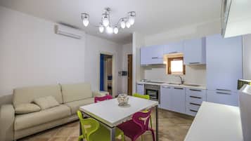 Apartment, 2 Schlafzimmer, Balkon | Wohnbereich