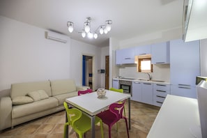 Apartament, 2 dormitoris, balcó | Sala d'estar | Televisor de pantalla plana 