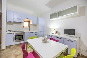 Apartment, 2 Bedrooms, Balcony | Private kitchen | Fridge, oven, stovetop, cookware/dishes/utensils - La Casetta del Porticciolo (Pisticci)