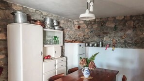 Casa, 2 habitaciones, junto a la montaña | Cocina privada | Refrigerador, microondas, horno y parrilla de estufa 