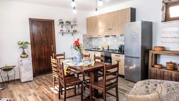 Appartamento, 2 camere da letto, terrazzo | Cucina privata | Frigorifero, forno, piano cottura, pentole/stoviglie/utensili