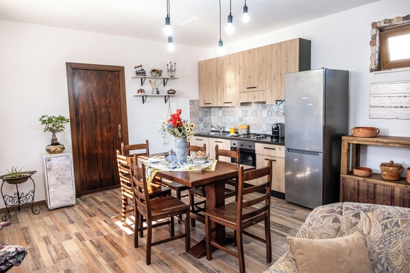 Apartamento, 2 quartos, terraço | Cozinha privada | Geladeira, fogão, cooktop, talheres/pratos/utensílios de cozinha