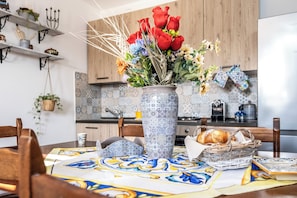 Apartamento, 2 quartos, terraço | Cozinha privada | Geladeira, fogão, cooktop, talheres/pratos/utensílios de cozinha