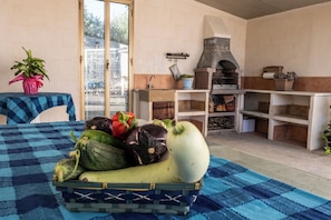 Apartamento, 2 quartos, terraço | Área de estar | TV