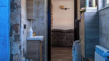 Căn hộ, 2 phòng ngủ, hiên | Phòng tắm | Buồng tắm vòi sen, máy sấy tóc, khăn tắm