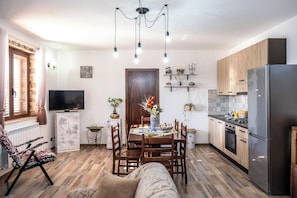 Apartamento, 2 quartos, terraço | Cozinha privada | Geladeira, fogão, cooktop, talheres/pratos/utensílios de cozinha