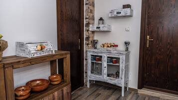 Appartement, 2 chambres, terrasse | Coin séjour | Télévision