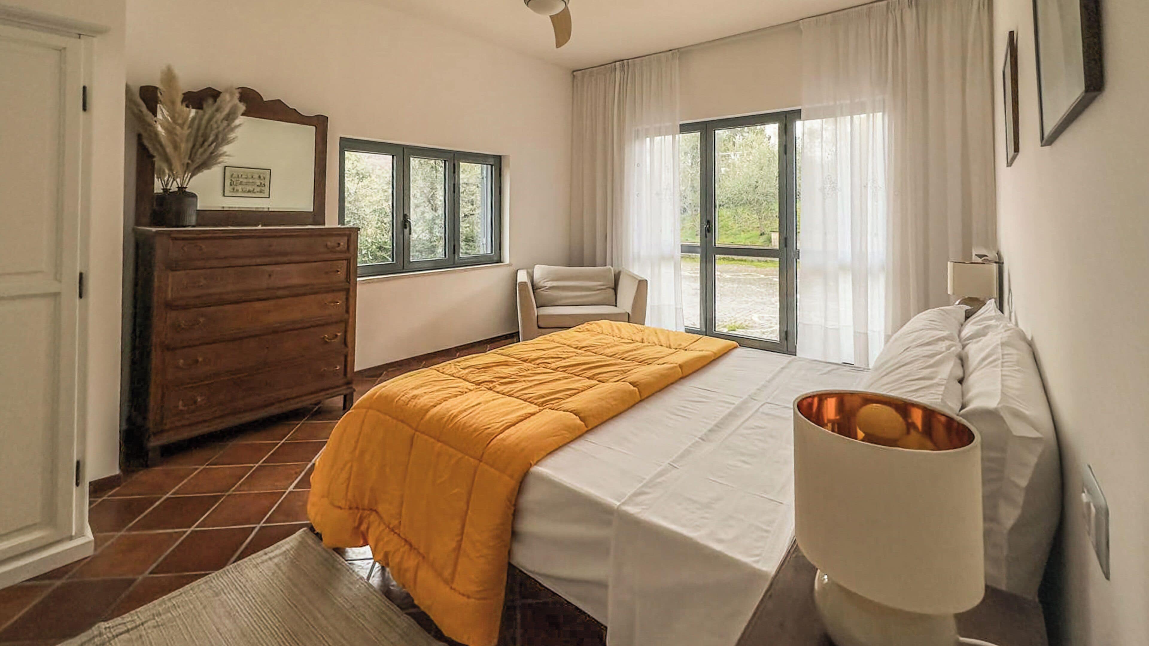 Apartemen, balkon, pemandangan kebun | 3 kamar tidur, setrika/meja setrika, Wi-Fi gratis, dan seprai linen