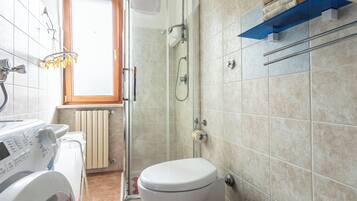 アパートメント 2 ベッドルーム パティオ | バスルーム | シャワー、バスアメニティ (無料)、ヘアドライヤー、タオル