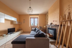 Apartment, 2 Bedrooms, Patio | Living area