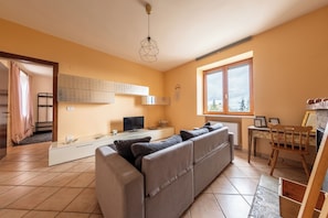 Apartment, 2 Bedrooms, Patio | Living area