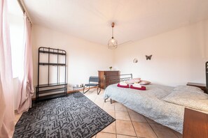 Apartamento, 2 habitaciones, patio | 2 dormitorios, escritorio, tabla de planchar con plancha y wifi gratis