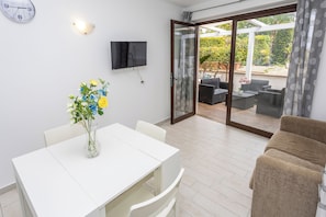 Appartement, 1 slaapkamer, terras | Woonruimte | Flatscreentelevisie