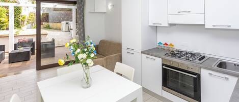 Appartement, 1 chambre, patio | Cuisine privée | Réfrigérateur, un four, surface de cuisson, bouilloire électrique