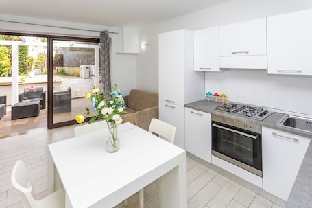 Apartment, 1 Bedroom, Patio | Private kitchen | Fridge, oven, stovetop, electric kettle