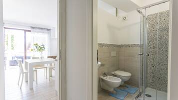 Apartment, 1 Bedroom, Patio | Bathroom | Shower, hair dryer, towels