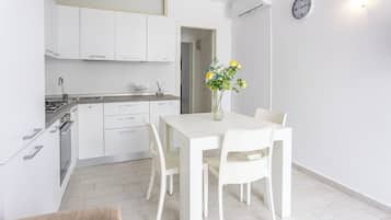 Apartment, 1 Bedroom, Patio | Private kitchen | Fridge, oven, stovetop, electric kettle