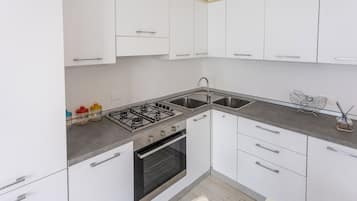 Apartment, 1 Bedroom, Patio | Private kitchen | Fridge, oven, stovetop, electric kettle