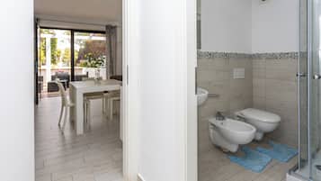 Apartment, 1 Schlafzimmer, Terrasse | Badezimmer | Dusche, Haartrockner, Bidet, Handtücher