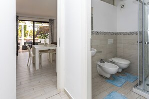 Leilighet, 1 soverom, terrasse | Bad | Dusj, hårføner og håndklær