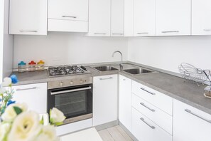 Apartment, 1 Bedroom, Patio | Private kitchen | Fridge, oven, stovetop, electric kettle - Condoluci (Tropea)