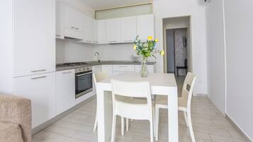 Apartment, 1 Schlafzimmer, Terrasse | Eigene Küche | Kühlschrank, Ofen, Herdplatte, Wasserkocher
