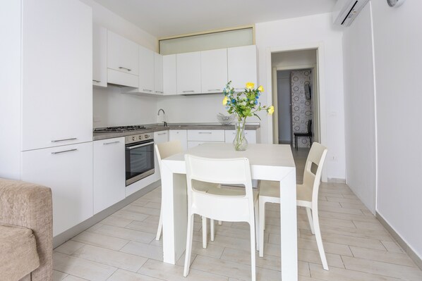 Apartment, 1 Schlafzimmer, Terrasse | Eigene Küche | Kühlschrank, Ofen, Herdplatte, Wasserkocher