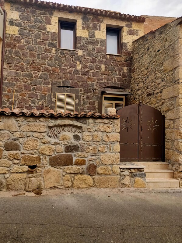 Front of property - Favisi Rooms (Sagama)