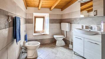 Zimmer, 1 Schlafzimmer, Balkon | Badezimmer | Dusche, Handtücher