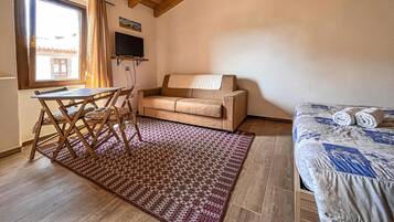 Room, 1 Bedroom, Balcony | Iron/ironing board, free WiFi