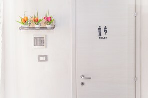 Appartement, 1 slaapkamer, terras | Badkamer | Een douche, handdoeken, toiletpapier