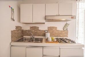 Apartamento, 1 habitación, terraza | Cocina privada | Frigorífico, placa de cocina y utensilios de cocina