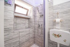 Apartamento, 1 quarto, terraço | Banheiro | Chuveiro, toalhas de banho, papel higiênico