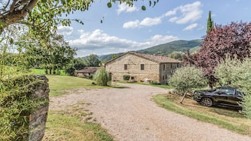 Vista frontal de la propiedad