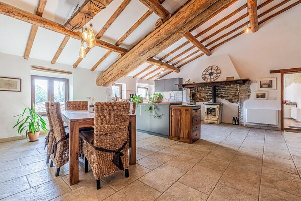 Appartement, 5 chambres, terrasse, vue montagne | Salle à manger