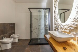 Apartment, 5 Schlafzimmer, Terrasse, Bergblick | Badezimmer | Dusche, Handtücher