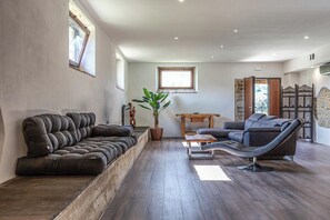 Apartment, 5 Bedrooms, Terrace, Mountain View | Living area