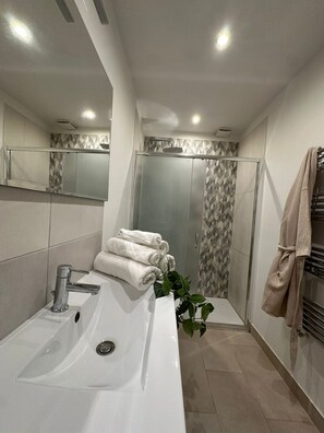 Apartment, 5 Schlafzimmer, Terrasse, Bergblick | Badezimmer | Dusche, Handtücher
