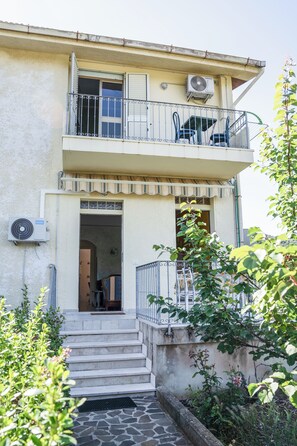 Vista frontal de la propiedad