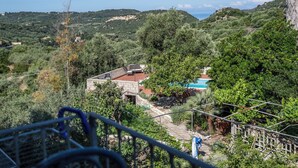 A villa with a pool, surrounded by lush greenery and hills. - Le Case nel Vitigno (Modolo)