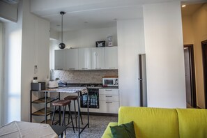 Apartemen, 2 kamar tidur, balkon | Area keluarga | TV layar datar