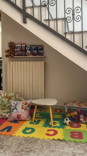 Apartment, 2 Schlafzimmer, Balkon | Wohnbereich