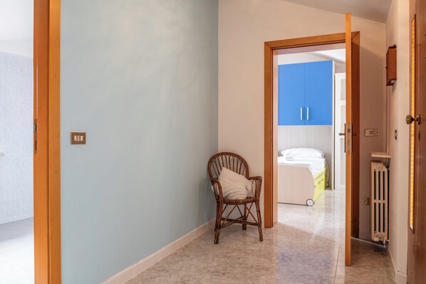 Apartamento, 2 quartos, sacada | 2 quartos, ferros/tábuas de passar roupa, Wi-Fi de cortesia