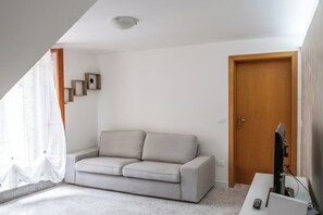 Apartamento, 2 quartos, sacada | Área de estar | TV de tela plana