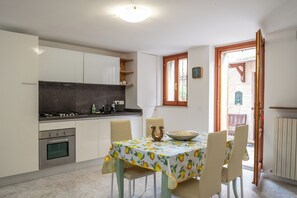 Apartament, 2 dormitoris, balcó | Cuina privada | Frigorífic, forn, placa de cuina i rentaplats 